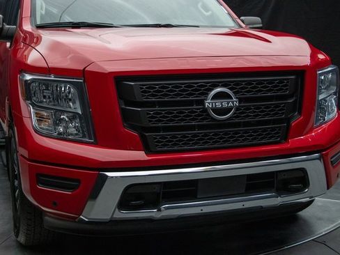 Used 2024 Nissan Titan SV w/ SV Convenience Package image 3