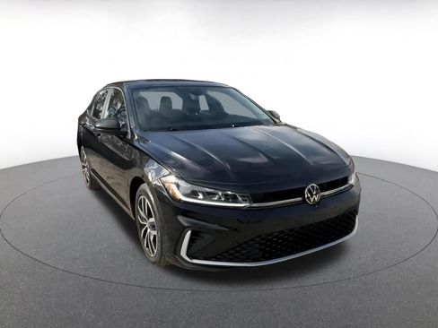 Used 2025 Volkswagen Jetta SE image 3