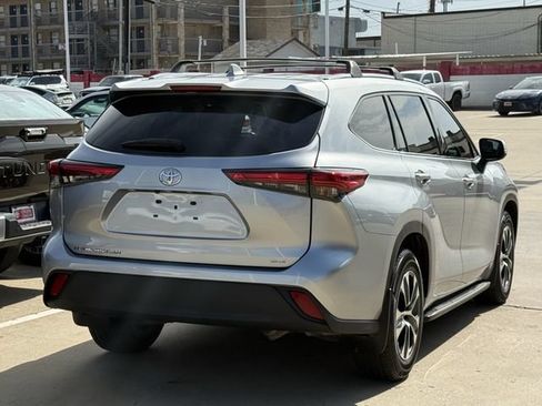 Used 2021 Toyota Highlander XLE FWD image 4