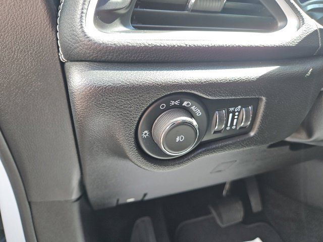 Used 2025 Chrysler Pacifica Select FWD image 16