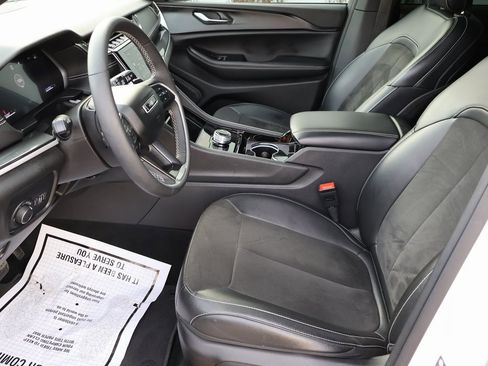 Used 2023 Jeep Grand Cherokee Altitude image 39