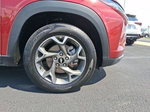 Used 2025 Chevrolet Trax LT w/ LT Convenience Package FWD image 5