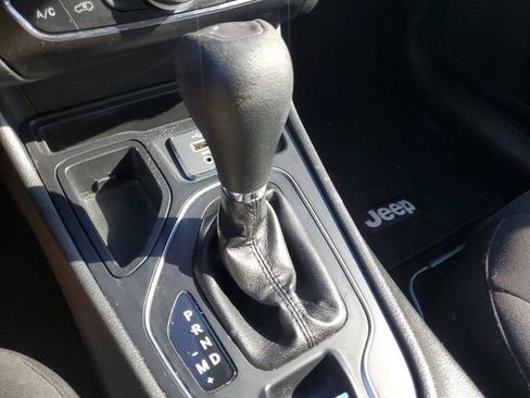 Used 2019 Jeep Cherokee Latitude w/ Popular Appearance Group image 31