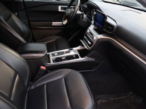 Used 2022 Ford Explorer XLT w/ Equipment Group 202A image 12