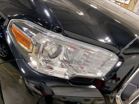 Used 2020 Toyota Tacoma SR5 AWD/4WD image 30