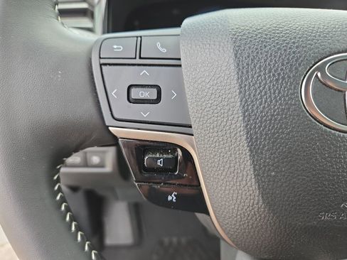 Used 2025 Toyota Camry SE FWD image 17