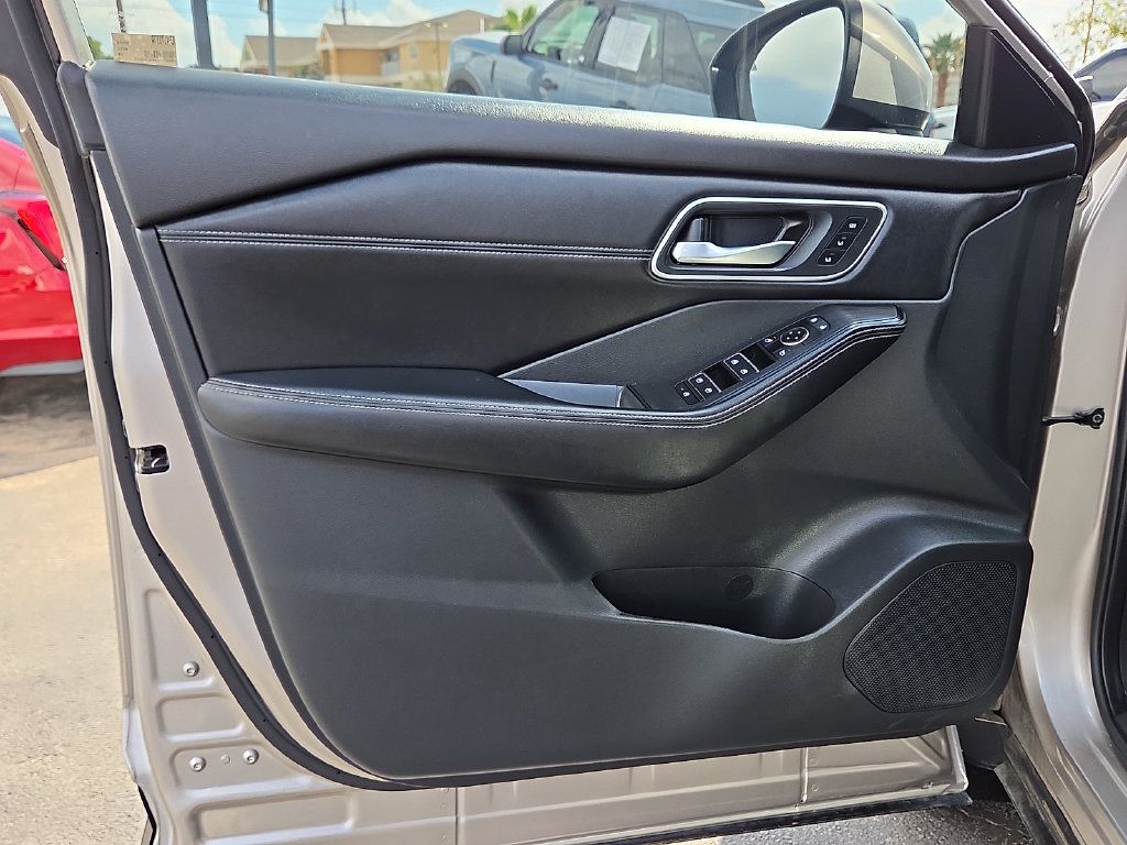 Used 2024 Nissan Rogue Platinum w/ Platinum Premium Package FWD image 13