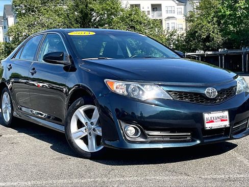 Used 2014 Toyota Camry SE FWD image 2