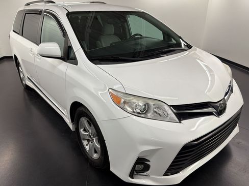 Used 2020 Toyota Sienna LE w/ Carpet Mat Package FWD image 7