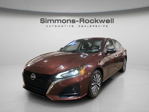 Used 2025 Nissan Altima 2.5 SV FWD image 1