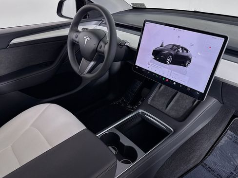 Used 2024 Tesla Model Y Long Range image 15