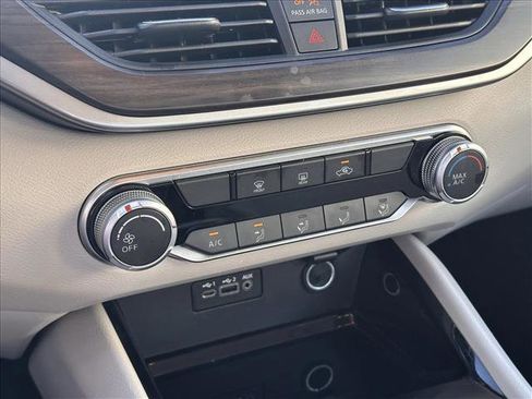 Used 2024 Nissan Altima 2.5 SV image 14