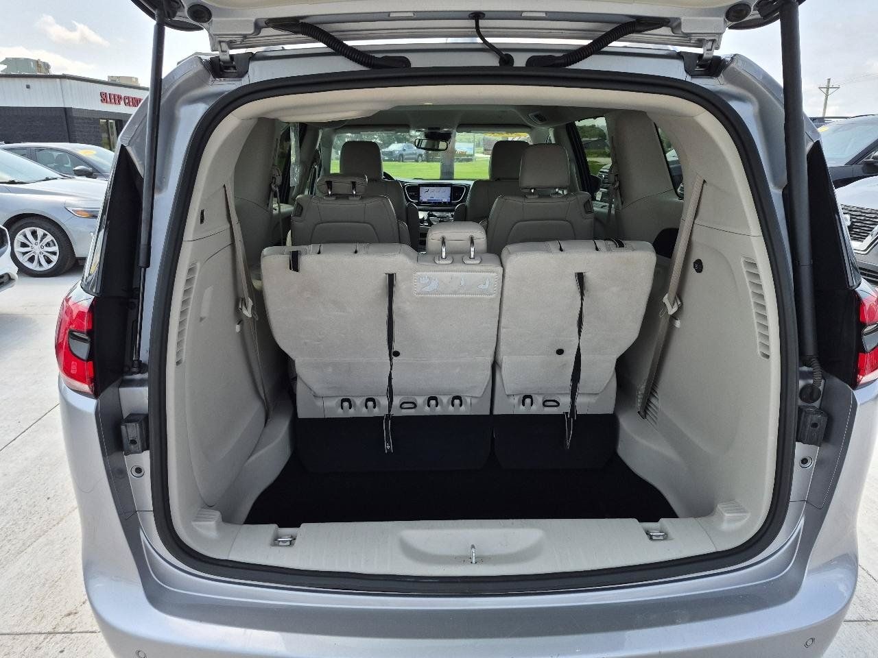 Used 2021 Chrysler Pacifica Touring-L FWD image 10