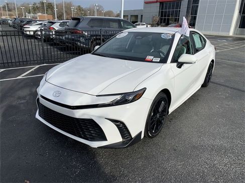 Used 2025 Toyota Camry SE image 4