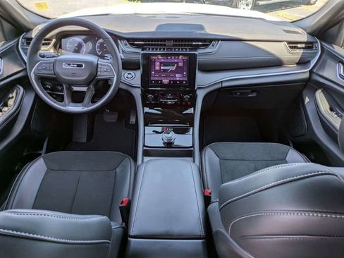 New 2025 Jeep Grand Cherokee L Laredo image 17