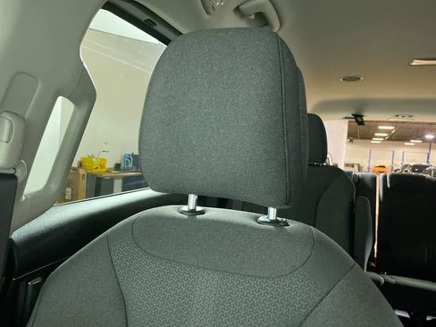 Used 2024 Kia Carnival LX image 32