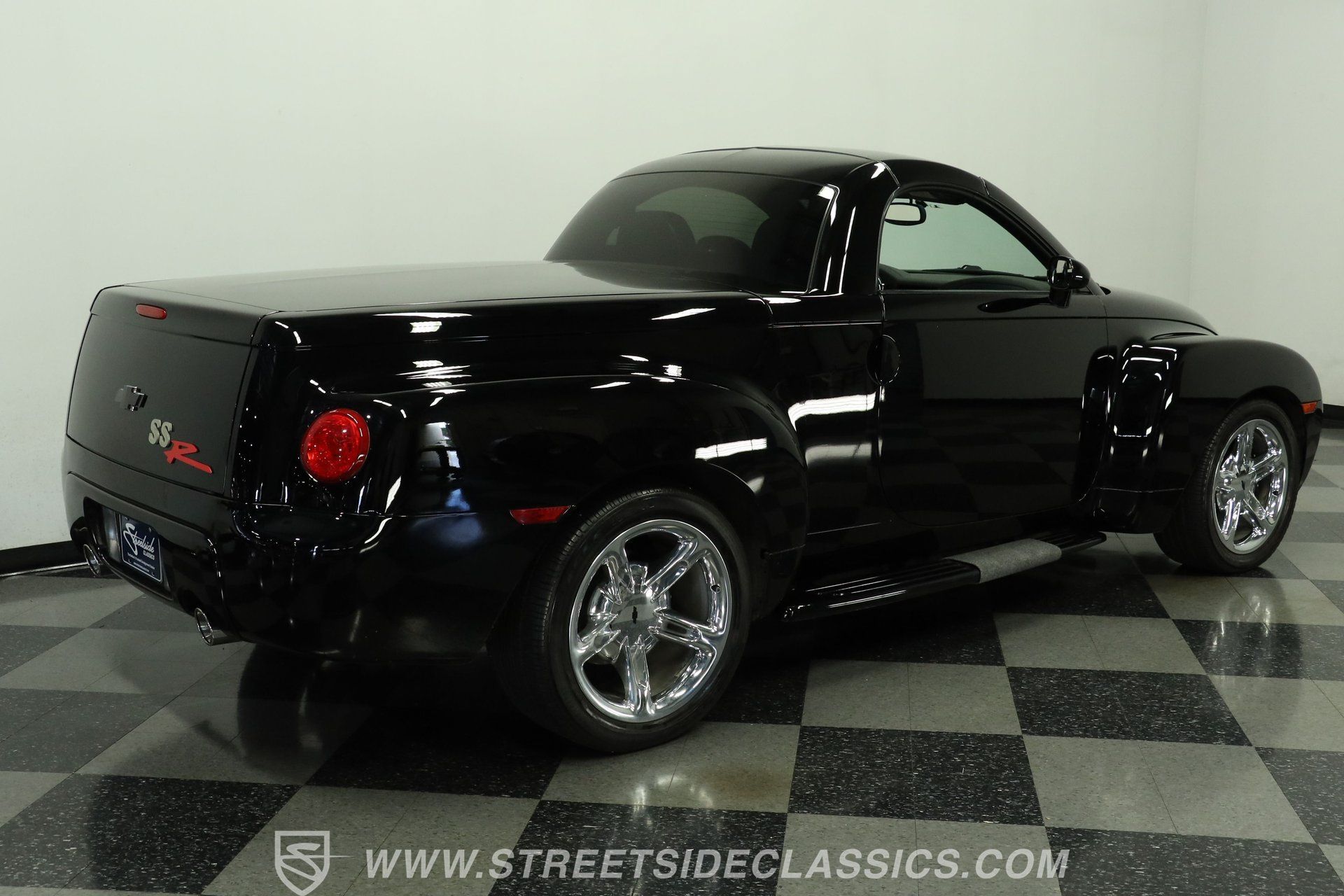 Used 2004 Chevrolet SSR w/ Preferred Equipment Group RWD image 12