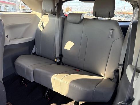 Used 2021 Toyota Sienna XLE image 10