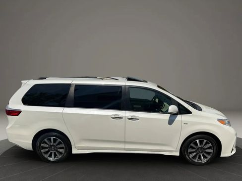 Used 2018 Toyota Sienna XLE w/ XLE Navigation Package AWD/4WD image 6