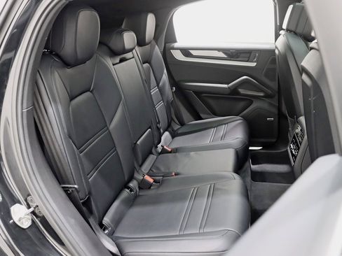 Used 2024 Porsche Cayenne Coupe image 30