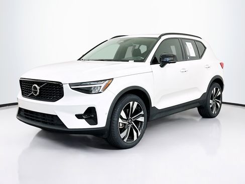 Used 2023 Volvo XC40 B5 Plus w/ Protection Package image 3