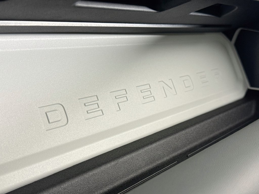 Used 2025 Land Rover Defender 90 X-Dynamic SE AWD/4WD image 22