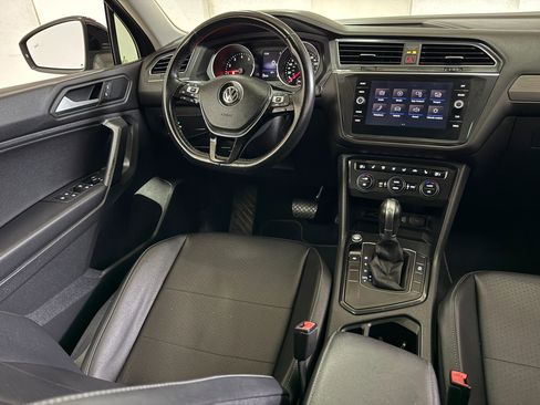 Used 2019 Volkswagen Tiguan SE w/ Panoramic Sunroof Package image 2