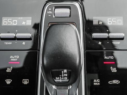 Used 2020 Porsche Panamera 4 image 12