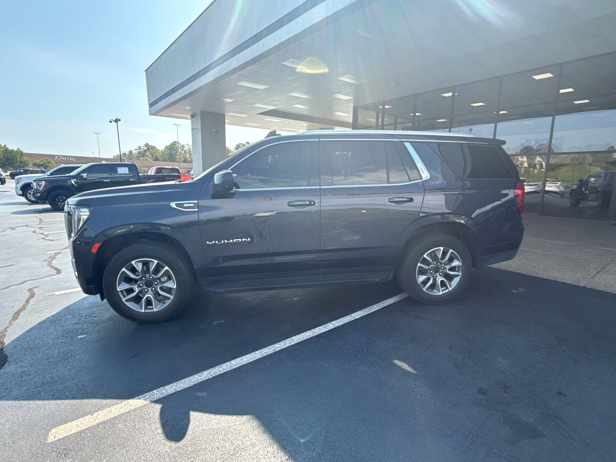 Used 2023 GMC Yukon SLE RWD image 2