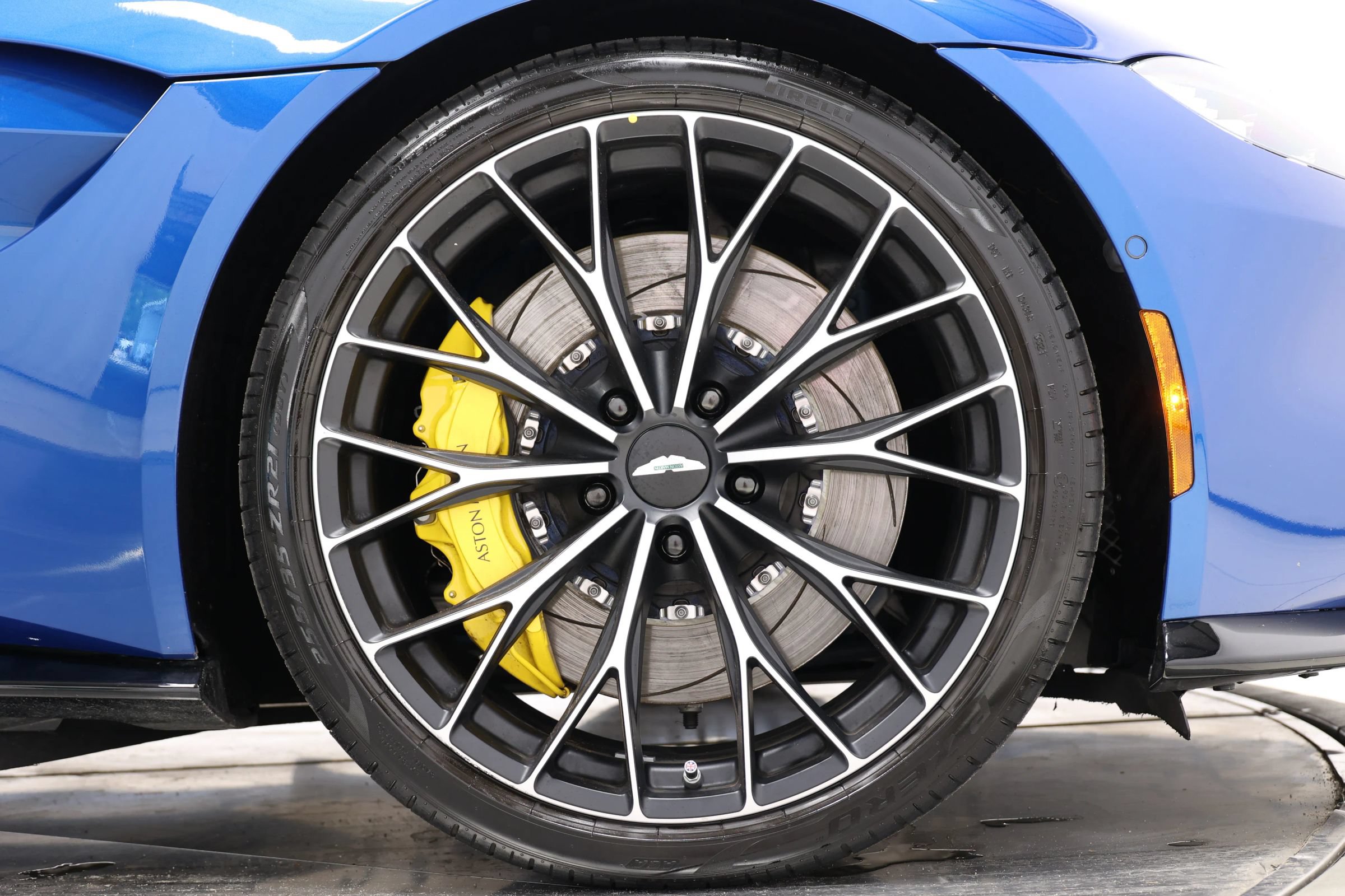 Used 2023 Aston Martin V8 Vantage Roadster RWD image 97