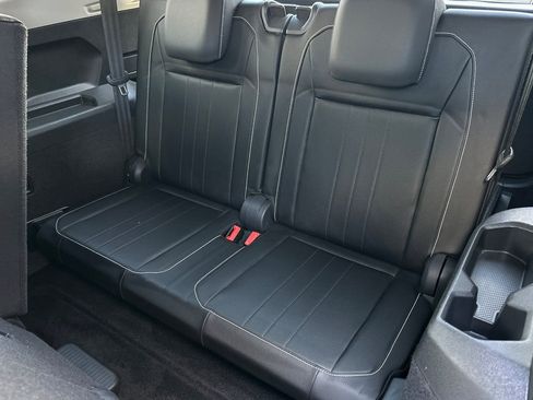 Used 2023 Volkswagen Tiguan SE w/ Panoramic Sunroof Package FWD image 15