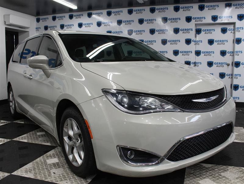 Used 2019 Chrysler Pacifica Touring Plus w/ Tire & Wheel Group FWD image 6