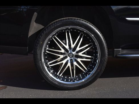 Used 2017 Cadillac Escalade Luxury image 40