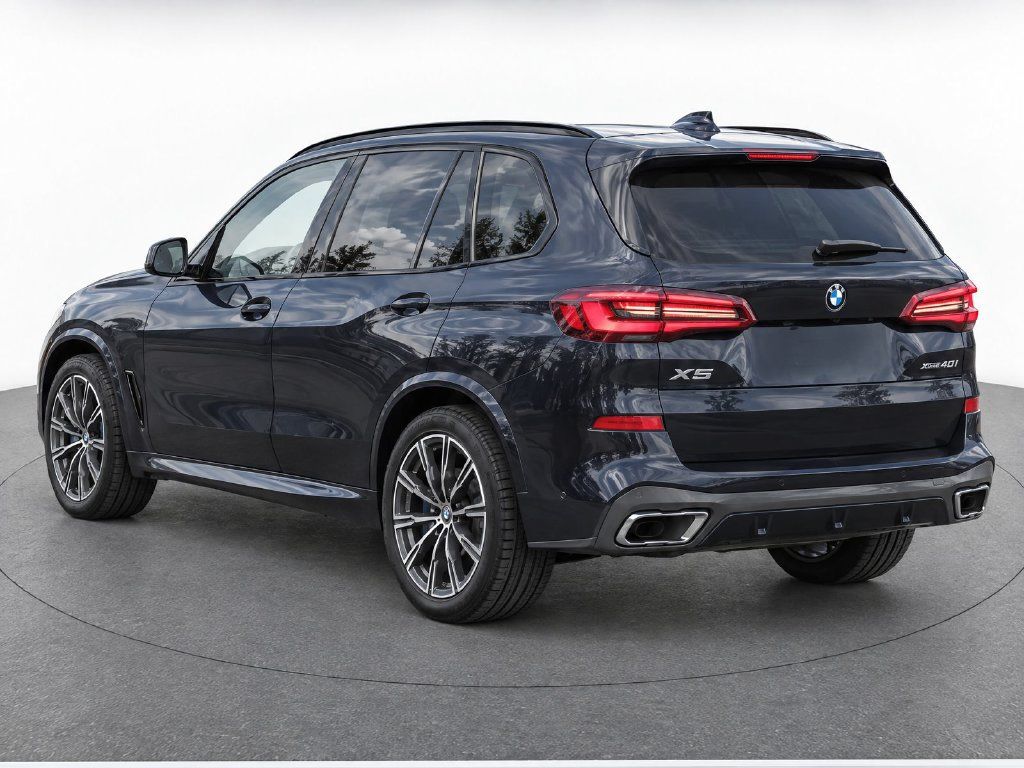 Used 2021 BMW X5 xDrive40i w/ M Sport Package AWD/4WD image 3