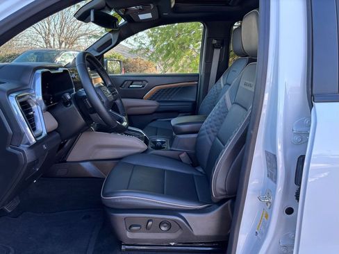 Used 2024 GMC Canyon Denali image 14