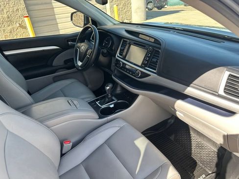 Used 2019 Toyota Highlander XLE AWD/4WD image 32