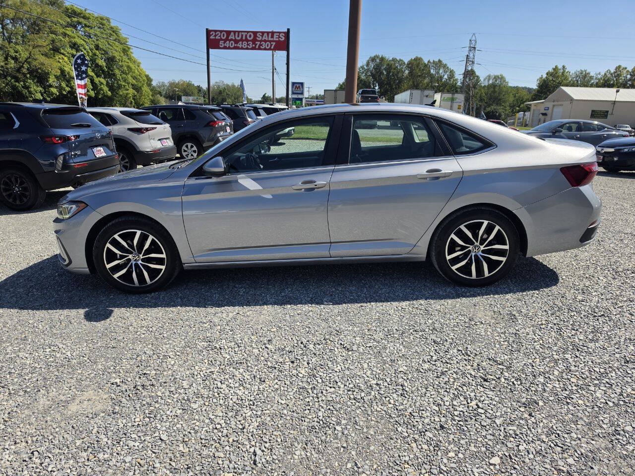 Used 2025 Volkswagen Jetta SE FWD image 3