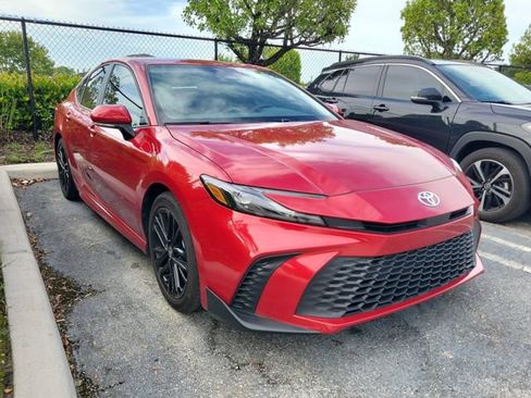 Used 2025 Toyota Camry SE w/ Convenience Package FWD image 3