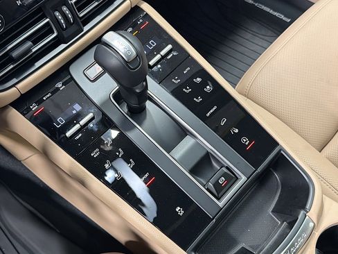 Certified 2025 Porsche Macan image 28