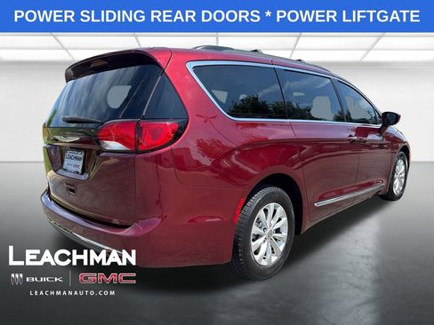 Used 2017 Chrysler Pacifica Touring-L FWD image 3
