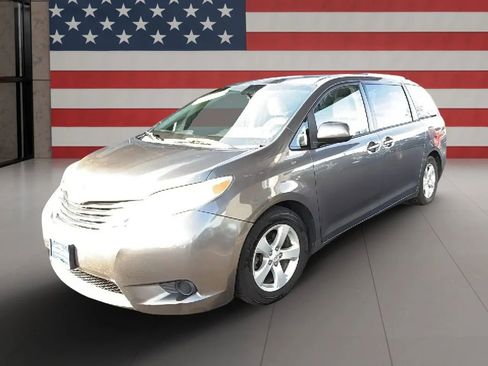 Used 2012 Toyota Sienna LE w/ Towing Pkg image 2