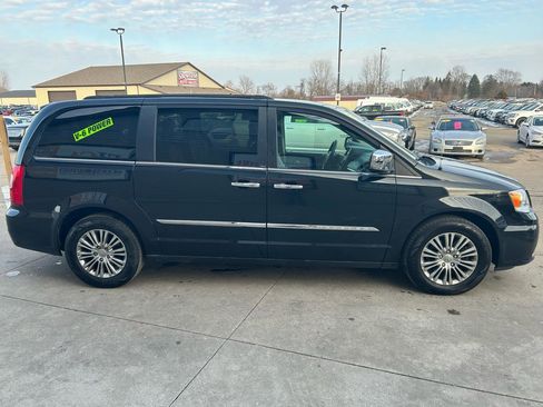 Used 2013 Chrysler Town & Country Touring-L w/ Driver Convenience Group image 4