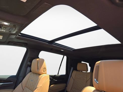 Used 2024 Cadillac Escalade Premium Luxury AWD/4WD image 35