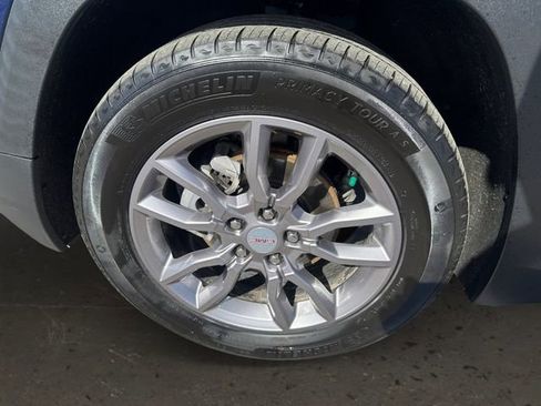 Certified 2023 GMC Terrain SLT image 9