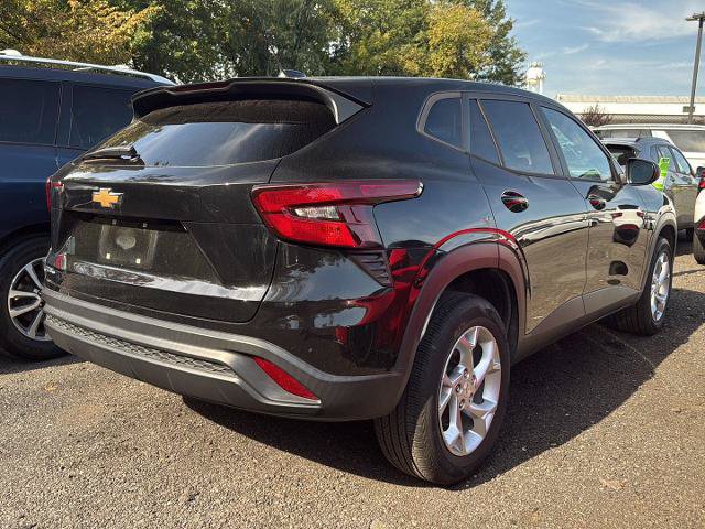 Used 2024 Chevrolet Trax LS w/ LS Convenience Package FWD image 4
