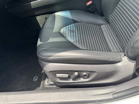 Used 2018 Toyota Camry SE w/ Convenience Package FWD image 17