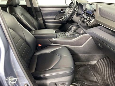 Used 2021 Toyota Highlander XLE image 9