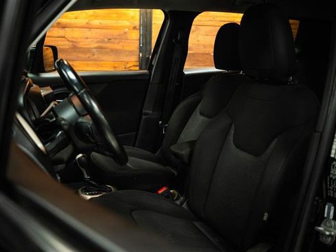 Used 2017 Jeep Renegade Latitude FWD image 8