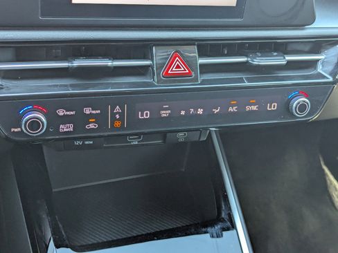 Used 2024 Kia Niro LX image 26