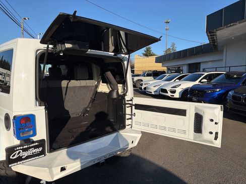 Used 2017 Jeep Wrangler Unlimited Rubicon w/ Connectivity Group image 7